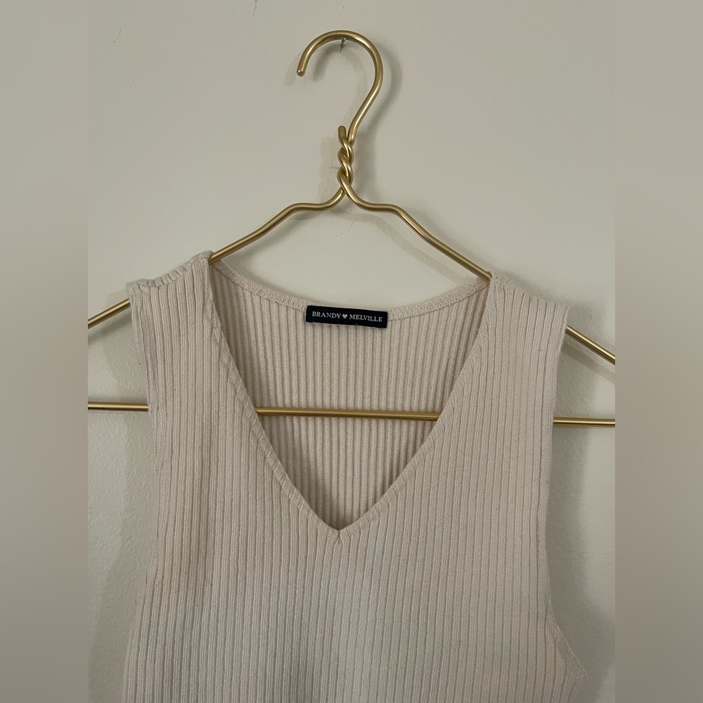 Brandy Melville/ Cropped Vneck Basic - image 4